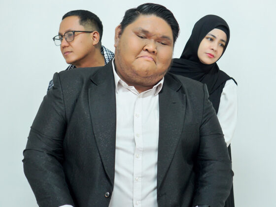 Duo Risty Tagor dan Ang Sharly, Risty Ang berpose dengan Giant Jay. (Foto: Istimewa)