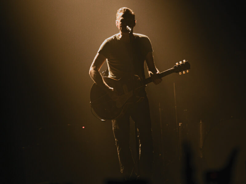 Bryan Adams saat konser di Jakarta. (Foto: Istimewa)