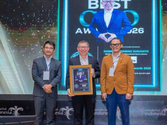 Bank Jakarta menerima penghargaan Indonesia 50 Best Chief Executive Officer Awards & Indonesia Best Chief Operations Officer Awards 2026 versi The Iconomics. (Foto: Istimewa)