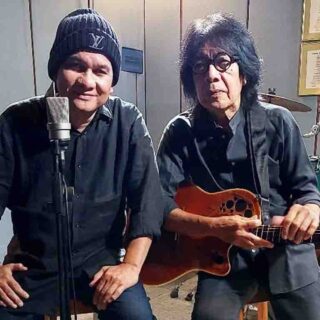 Penyanyi solo, Ade Hubart berpose dengan gitaris Ian Antono. (Foto: Istimewa)