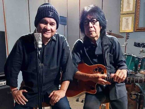 Penyanyi solo, Ade Hubart berpose dengan gitaris Ian Antono. (Foto: Istimewa)