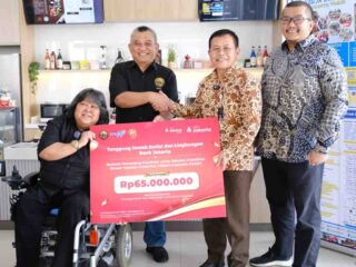 Dokumentasi penyaluran dana bantuan Bank Jakarta ke sahabat disabilitas binaan YaSDI. (Foto: Istimewa)