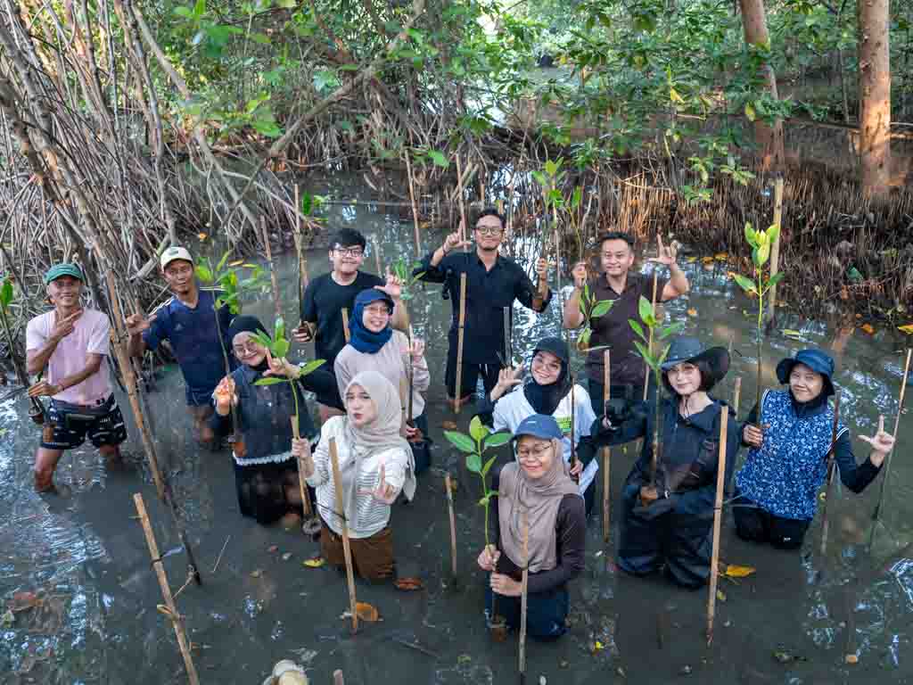 Dokumentasi aksi penanaman 100 bibit mangrove di Ekowisata Mangrove PIK. (Foto: Istimewa)