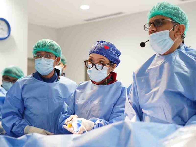 dr. Ika Komar Dhanudibroto, Sp.JP, Subsp.KI (K), FIHA (tengah), dr. Achmad Fauzi Yahya, Sp.JP(K), FIHA (kanan), saat tindakan Live Demo Case 1 Strategic PCI Meeting 2026 di Mayapada Hospital Jakarta Selatan. (Foto: Istimewa)
